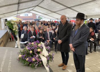 Aangrijpende onthulling van Joods namenmonument Zandvoort