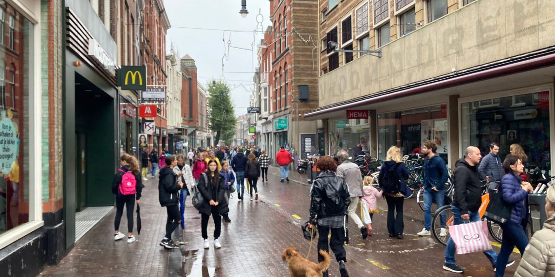 Binnenstad Haarlem heeft weer stroom: winkels sloten deuren, bezoekers stonden op straat