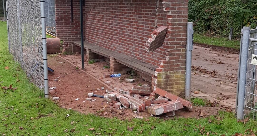 Dug-out honkbalvereniging vernield: “Lijkt alsof ze er met een wals tegenaan zijn gereden”