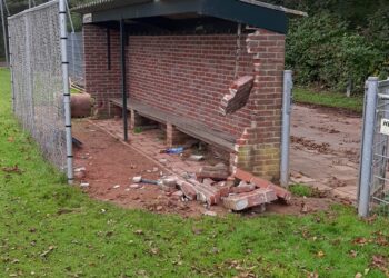 Dug-out honkbalvereniging vernield: “Lijkt alsof ze er met een wals tegenaan zijn gereden”