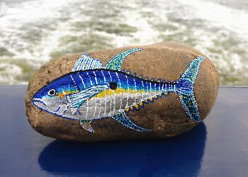 Zandvoorts koppel verstopt beschilderde stenen in Zandvoort