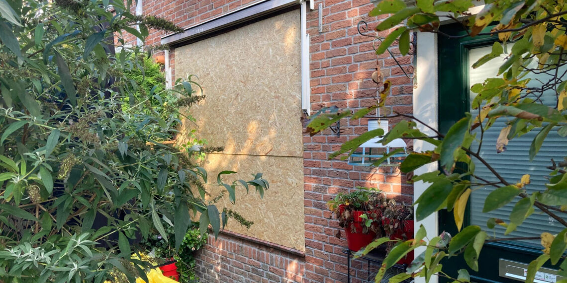 Heemsteedse Wil (80) vannacht door brandweermannen uit bed gehaald: “Dacht dat het inbrekers waren”