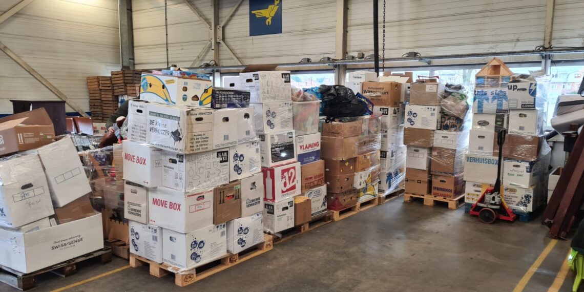 Inzamelingsactie Sinterklaas groot succes: vrachtwagen te klein voor gedoneerd speelgoed