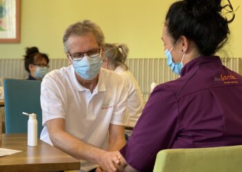 Zorgmedewerkers in zonnetje gezet met gratis massage: “Dit zijn ze niet gewend”