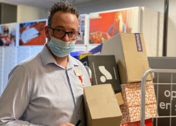 Bestelwoede zorgt voor pakketjestsunami bij ophaalpunten: “Het is heel extreem”