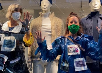 ‘Anti-Black Fridayactie’ in Haarlem: actievoerders lijmen zich vast aan winkelruit