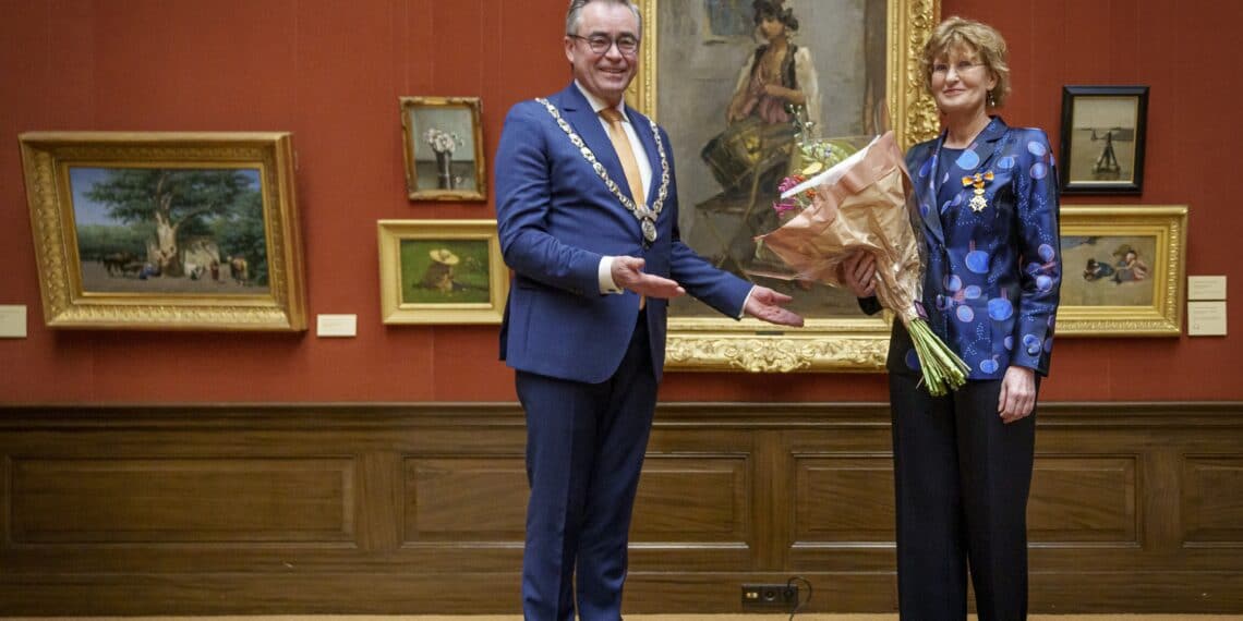 Directeur Teylers Museum Marjan Scharloo ontvangt koninklijke onderscheiding