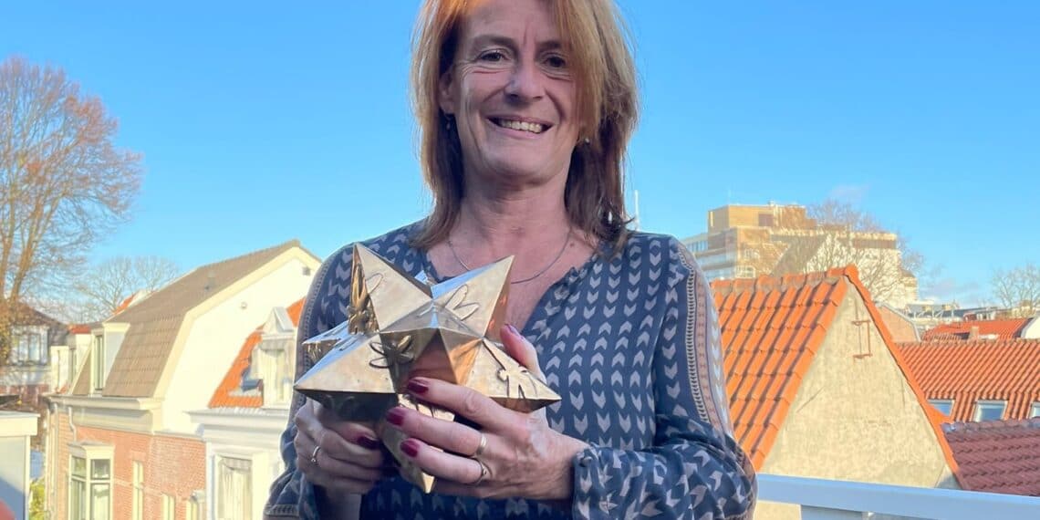 Haarlemse Marleen wint verkiezing met afval suppen door de grachten