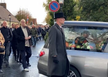 Dorpsgenoten maken erehaag voor iconische ‘Koningin van Spaarndam’