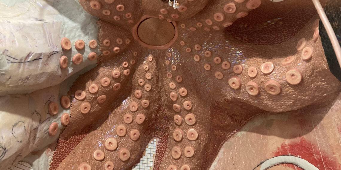 Douchen onder een inktvis of een draak, logeren bij Willemijn is een ware belevenis