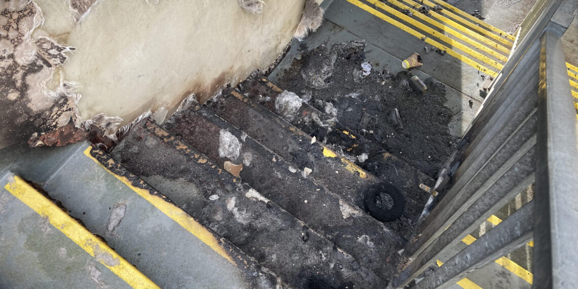 Brandstichting in Pim Mulierstadion, schade bij trap naar tribune