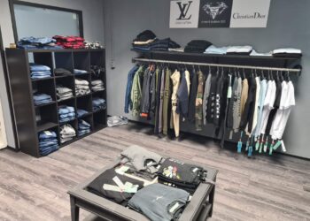 Politie rolt illegale kledingwinkel vol nepmerken op: “Inclusief pashokje”