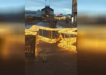 Wind houdt huis bij winkelcentrum Schalkwijk: kerstversiering omgewaaid