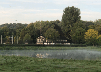 Bloemendaalse hockeyclub aangeslagen na overlijden 14-jarige speler Overbos: “Iedereen leeft enorm mee”