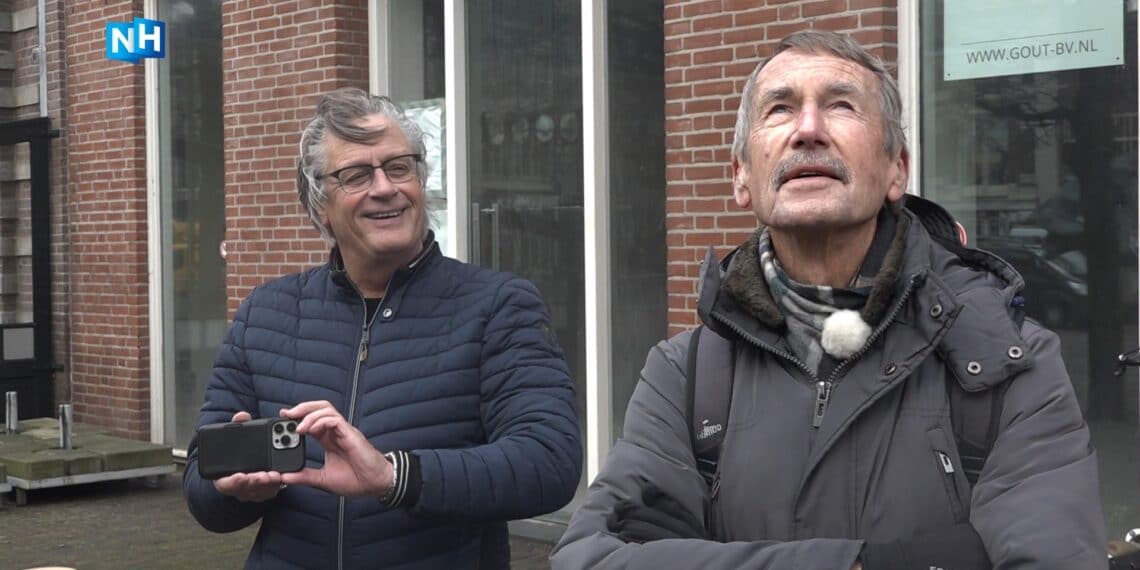 Zanger Leon de Graaff hoort het carillon zijn hit spelen: “Heel emotioneel, zo in mijn stad”