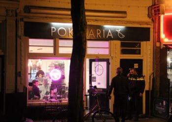 Personeel eettent centrum Haarlem bedreigd met ‘pistool’, helikopter zoekt naar dader