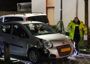 Achtervolging vanuit Amsterdam eindigt in Haarlemse woonwijk, automobilist gevlucht