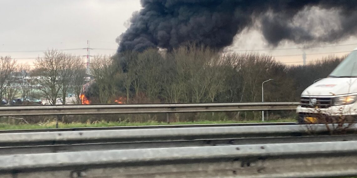 Grote brand op terrein autosloperij bij Rottepolderplein
