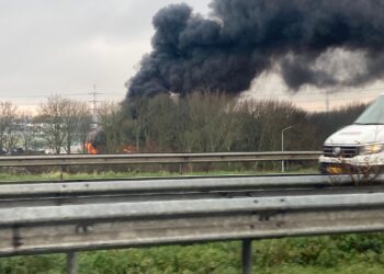 Grote brand op terrein autosloperij bij Rottepolderplein