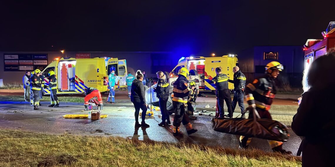 Auto slaat over de kop, 29-jarige bestuurder overleden