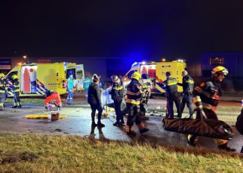 Auto slaat over de kop, 29-jarige bestuurder overleden