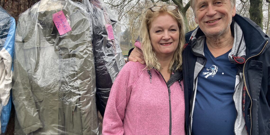 Stel hangt bomen vol met jassen voor minderbedeelden: “Wat is er mooier dan delen?”