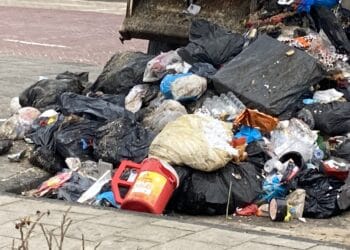 EOD stelt explosief materiaal uit vuilniswagen veilig, gaat om ‘lijnwerpers’