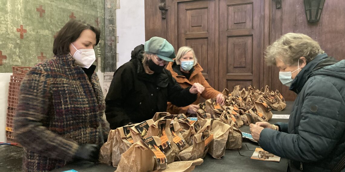 Veel publiek voor broodbankactie Grote Kerk: “Het gaat heel hard”