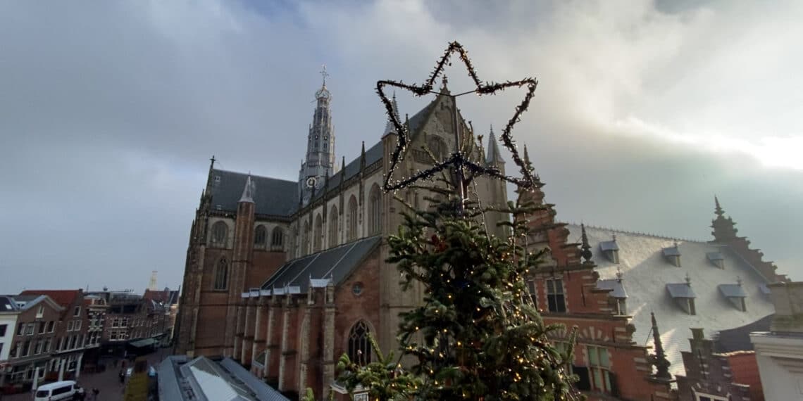 Kerstbomenscouts, Osnabrück en 10.000 lampjes: het verhaal achter de Haarlemse Kerstboom