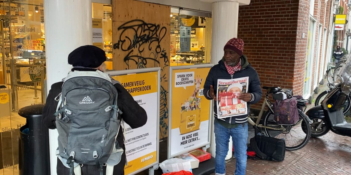 Straatjournaalverkoper Mo schrijft meer dan honderd kerstkaarten: “De mensen zijn heel blij”