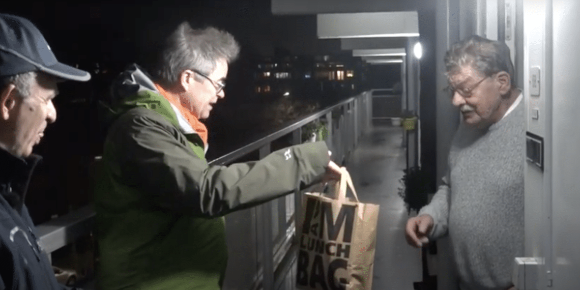 Buurtouders delen samen met burgervader pakketten uit in Schalkwijk: “Heel erg mooi”