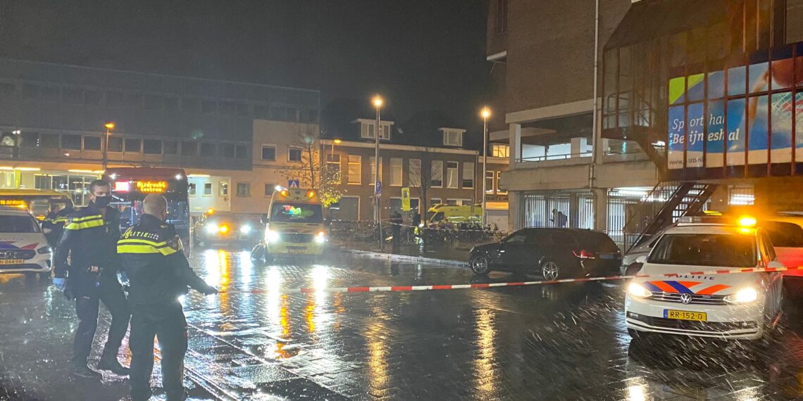 Vrouw (20) geschept door bus voor station Haarlem, zwaargewond naar ziekenhuis