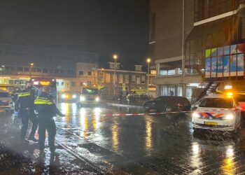 Vrouw (20) geschept door bus voor station Haarlem, zwaargewond naar ziekenhuis