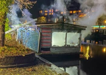 Omstanders redden bewoner uit brandende woonboot