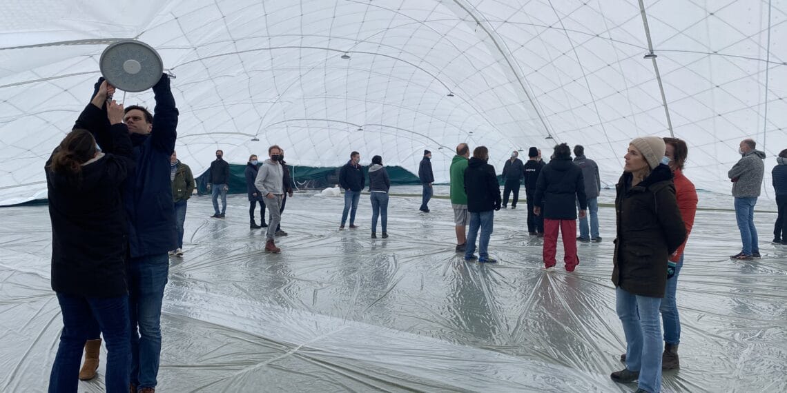 Na 7 jaar eindelijk de lucht in: de nieuwe opblaasbare zaalhockeyhal in Heemstede