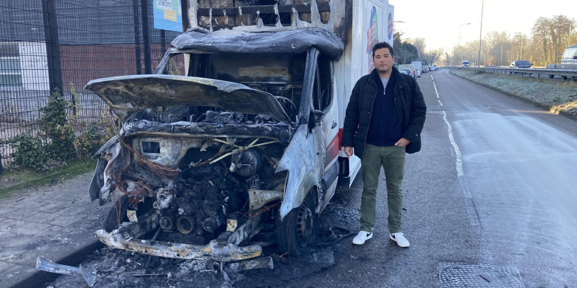 Chefkok Levy ziet zijn zelfgebouwde foodtruck in vlammen opgaan: “Het was m’n baby”