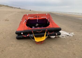Mysterieus reddingsvlot op strand van Bloemendaal aangespoeld