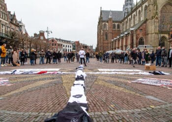 Kruis van koksjassen roept om aandacht voor gesloten horeca: “Dit is een begrafenis”