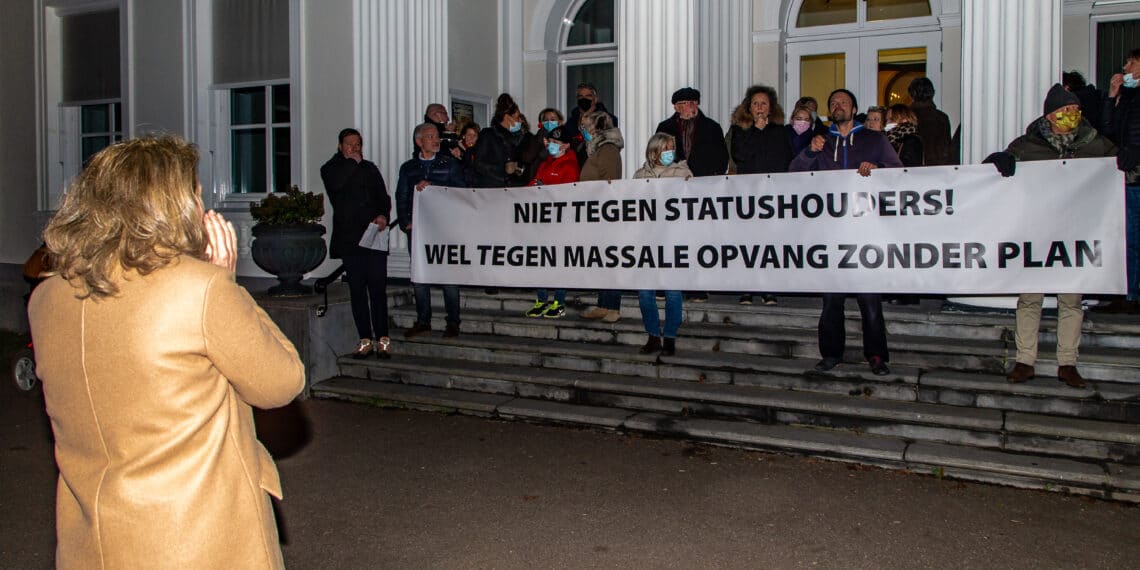 Tientallen Overveners protesteren met lawaai voor gemeentehuis tegen komst statushouders