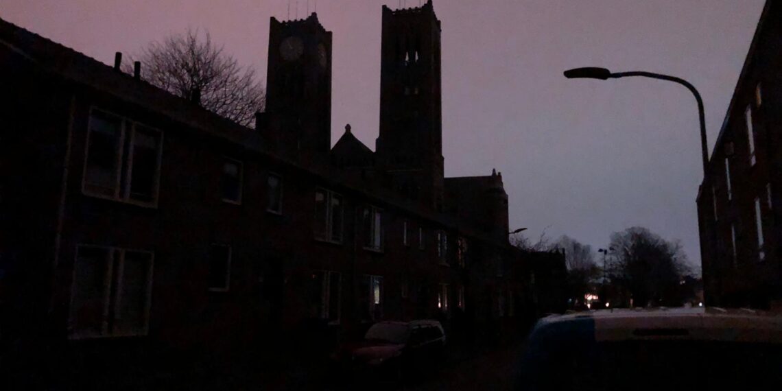 Stroomstoring in Haarlem, 21 straten zaten in het donker: “We helpen elkaar met kaarsen”