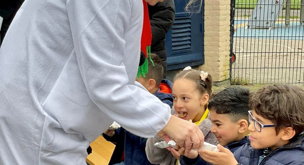 Alternatief kerstdiner met sneeuwpop en poffertjes op basisschool de Piramide
