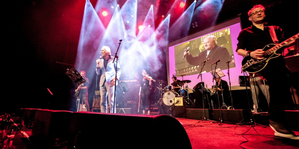 Overleden artiesten uit coronatijd moeten weer wachten op hun eerbetoon in RIPLive Tributeconcert