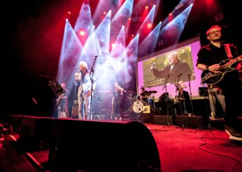 Overleden artiesten uit coronatijd moeten weer wachten op hun eerbetoon in RIPLive Tributeconcert