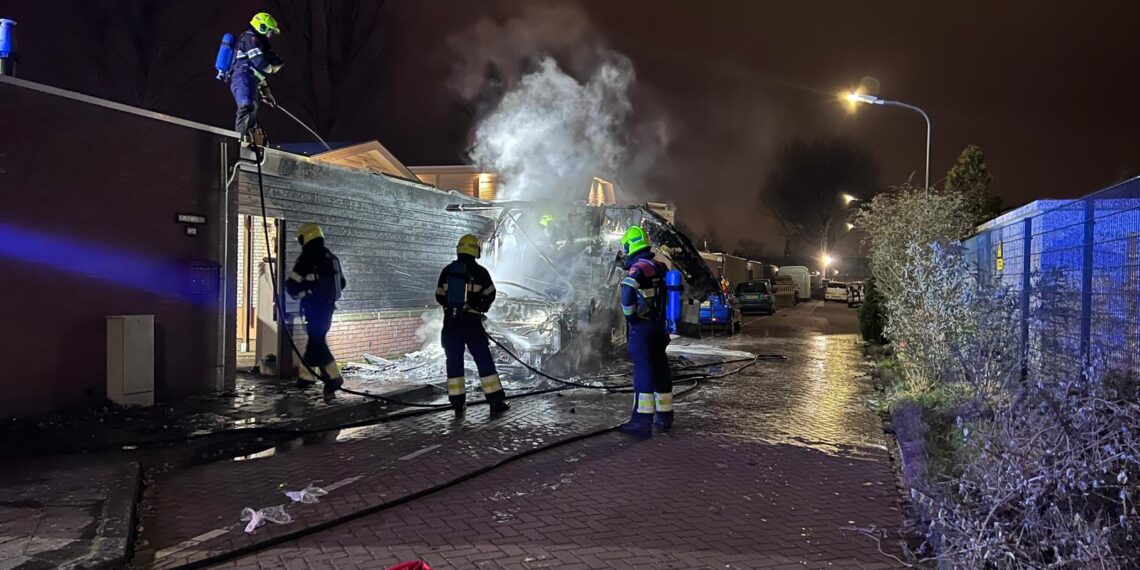 Camper uitgebrand aan Oorkondelaan, auto zwaar beschadigd door vlammen