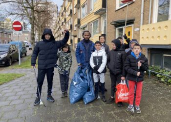 Kinderen ruimen buurtafval op in Schalkwijk