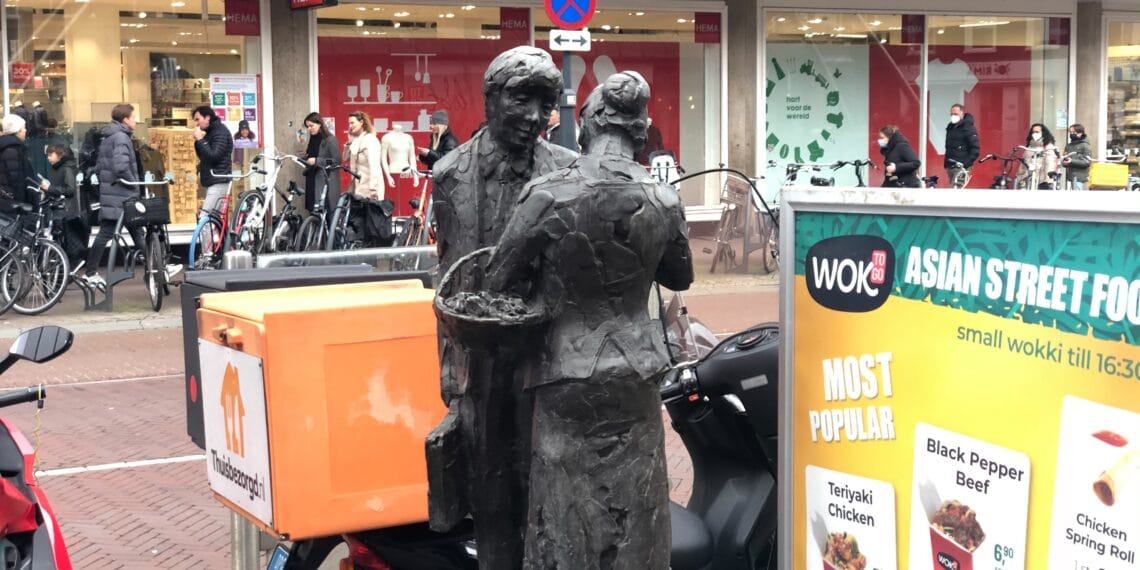 Verkade’s bloemenmeisje staat dagelijks tussen de scooters: “Ondankbaar naar de maker”