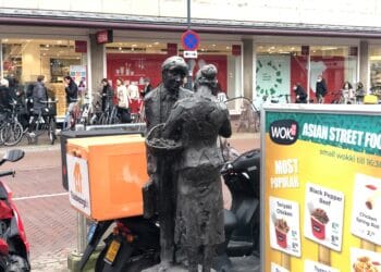 Verkade’s bloemenmeisje staat dagelijks tussen de scooters: “Ondankbaar naar de maker”