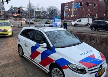 Fietser (16) geschept door auto en zwaargewond afgevoerd naar ziekenhuis