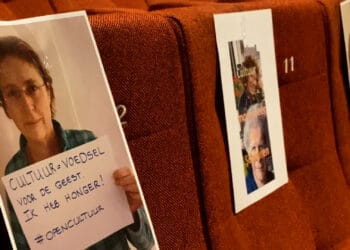 Protest met papieren ‘bezoekers’ in theater de Schuur: ‘Cultuur gezonder dan frituur’