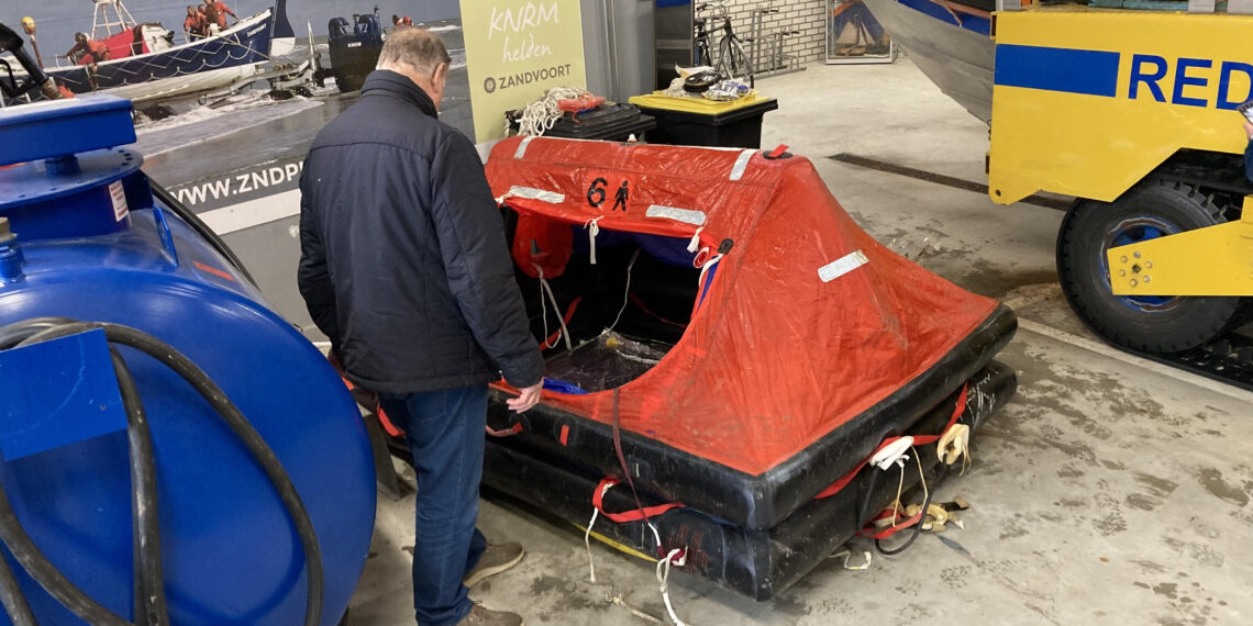 Mysterie rondom aangespoeld reddingsvlot opgelost: ‘Gevallen van schip bij Zeeland’